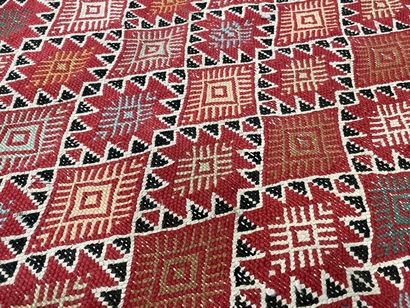 Tapis tunisien tissé en laine. 
210 x 115...