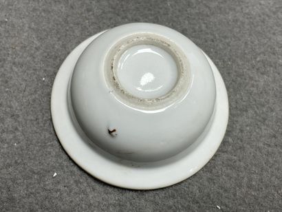 Trois vases et coupelle en porcelaine de...