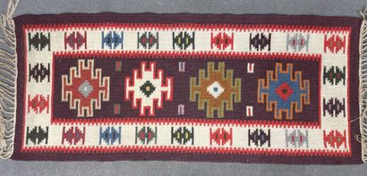 Quatre tapis et un coussin. 
130 x 50 cm,...