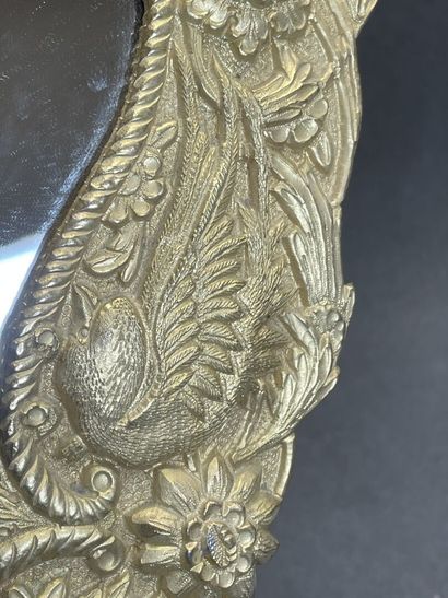 Miroir de table cadre en métal doré. 
55...