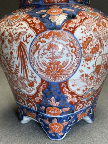 Vase quadrangulaire couvert en porcelaine...