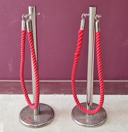 Deux poteaux en métal chromé avec cordelette...