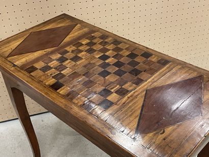 Table a jeux marquetée. 
fin XVIII° début...