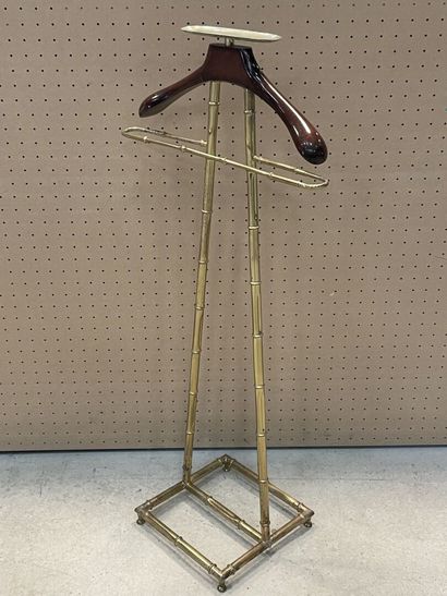 Valet de chambre en métal doré à l'imitation...