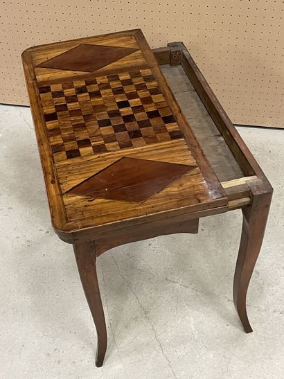 Table a jeux marquetée. 
fin XVIII° début...