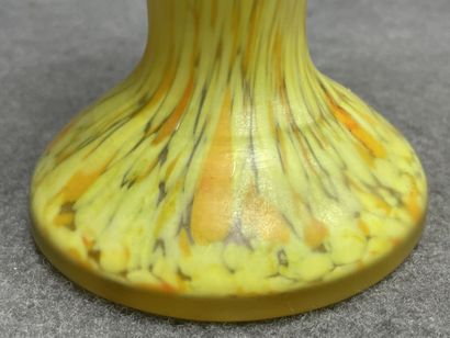Vase en verre marmoréen jaune.
Style Art...