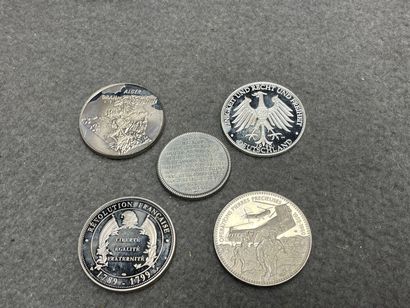 Lot de médailles commémoratives. 
D. :3,5...