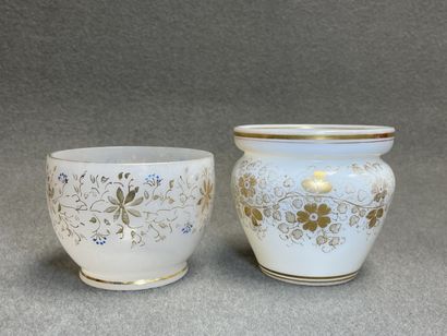 Trois vases et deux cache-pots en verre opalin....