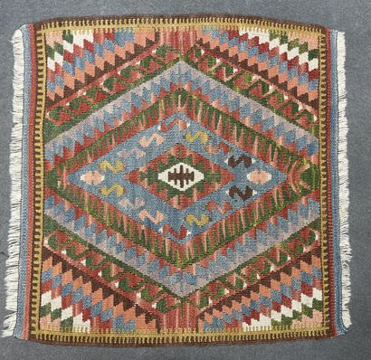 Trois petits tapis. 
88 x 58 cm, 59 x 56...