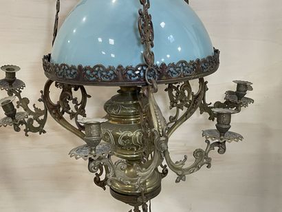 Grande suspension en régule patiné et opaline...