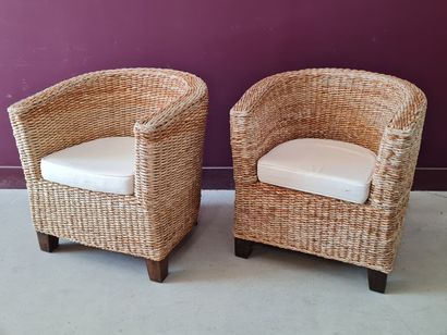 Deux fauteuils tonneaux en cordes tressées...