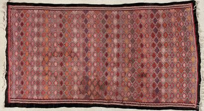 Tapis tunisien tissé en laine. 
210 x 115...
