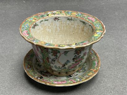Vase et cache pot en porcelaine de Canton....