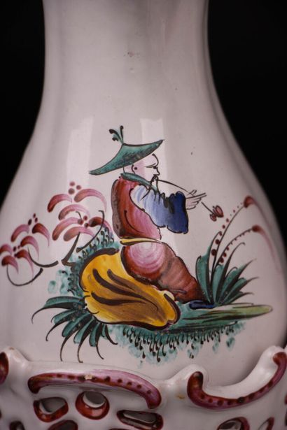 Huilier vinaigrier en faïence décor au Chinois
21...