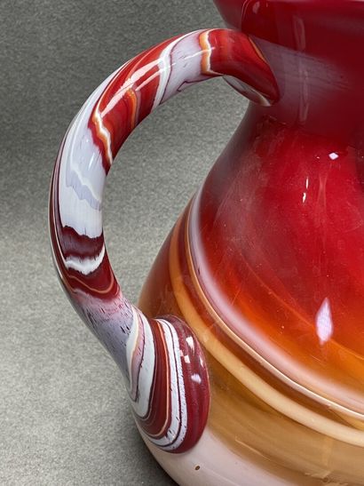 Grand pichet en verre soufflé rouge et blanc.
H:...