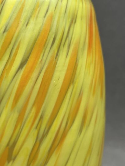 Vase en verre marmoréen jaune.
Style Art...