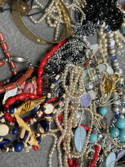 Lot de bijoux fantaisie, collier, bagues,...