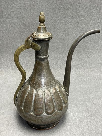 Grande aiguière orientale en cuivre et laiton.
Afrique...