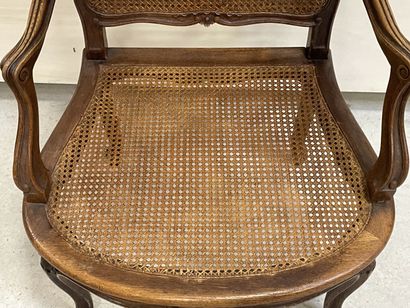 Fauteuil canné de style Louis XV. 
H. :94...