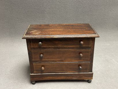 Commode et landau de poupées. 
32 x 39 x...