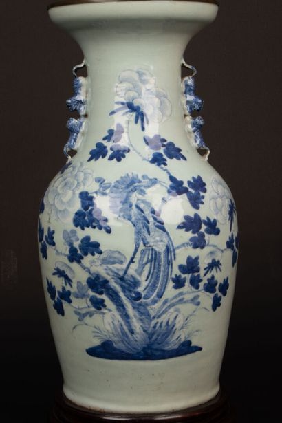 Lampe en porcelaine de Chine sur socle bois,...