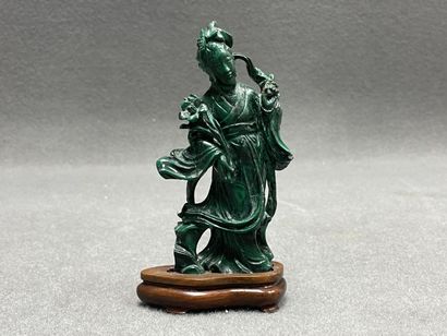 Trois sculptures en pierre dure. 
H. :10...