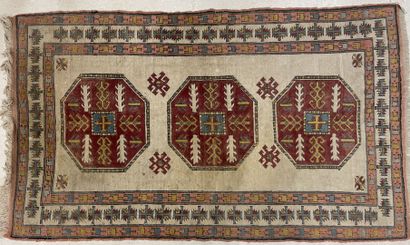Tapis laine. 
250 x 145 cm.