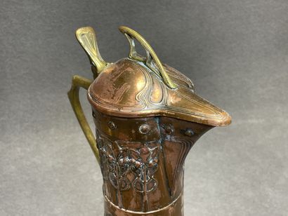 Aiguière en cuivre et laiton Jugenstil .
Art...