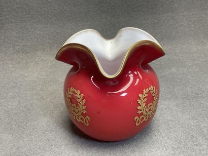 Trois vases et deux cache-pots en verre opalin....