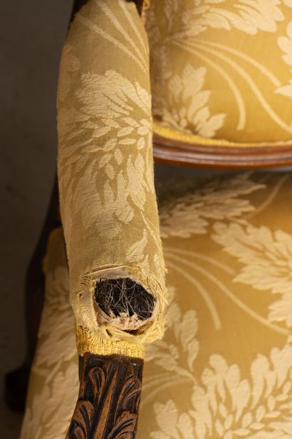 Paire de fauteuils , garnis de tissu jaune
style...
