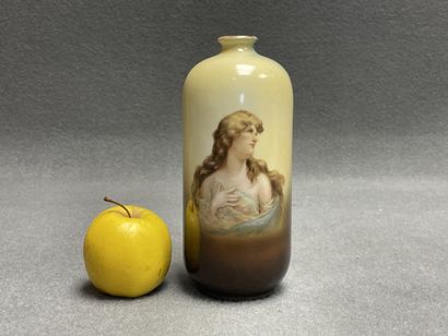 AUTRICHE vase en porcelaine à décor de femme...