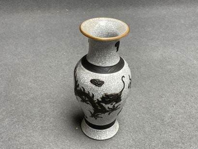 Trois vases et coupelle en porcelaine de...