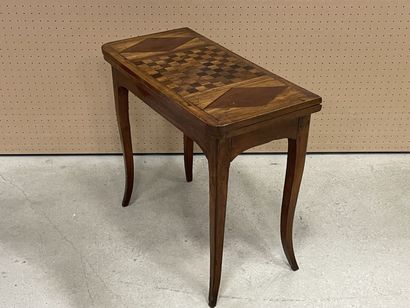 Table a jeux marquetée. 
fin XVIII° début...