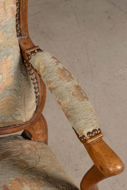 Fauteuil en noyer mouluré à dossier plat...