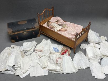 Poupée Unis France 301 taille 4 , avec malle...