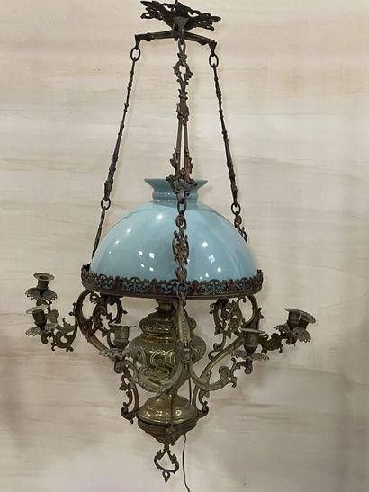 Grande suspension en régule patiné et opaline...
