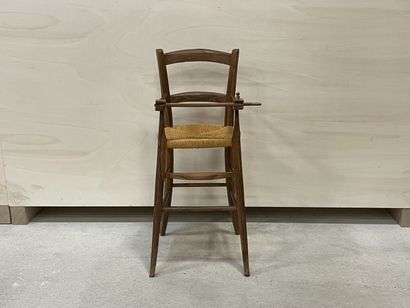 Chaire haute d'enfant en chêne, paillée.
Barre...
