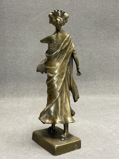 PIERRI ( début XX°)
Elégante. 
Sculpture...