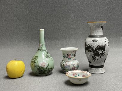 Trois vases et coupelle en porcelaine de...