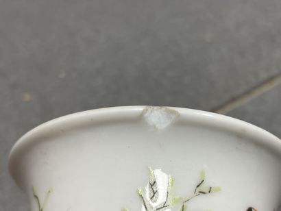 Trois vases et coupelle en porcelaine de...