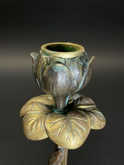 Paire de bougeoirs en bronze à décor de feuilles...
