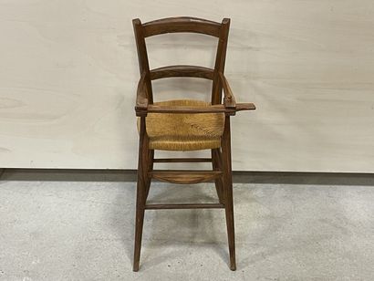 Chaire haute d'enfant en chêne, paillée.
Barre...