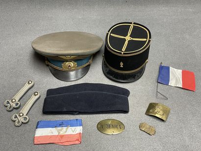 Lot militaire: 
Képis, calot, épaulettes...