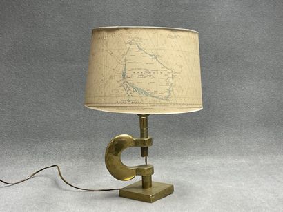Lampe en bronze figurant une manille de bateau,...