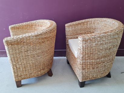 Deux fauteuils tonneaux en cordes tressées...