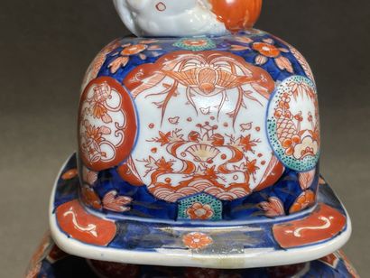 Vase quadrangulaire couvert en porcelaine...