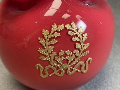 Trois vases et deux cache-pots en verre opalin....