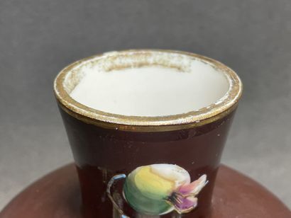 Vase sur piédouche en opaline à décor de...