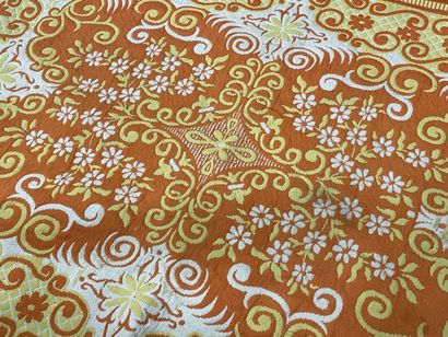 Tapis de table mécanique jaune. 
180 x 120...
