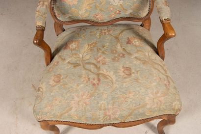Fauteuil en noyer mouluré à dossier plat...